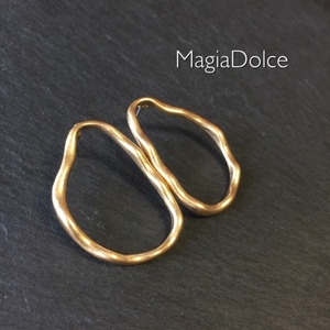 送料無料*MagiaDolce 5371●変形フープピアス ゴールドピアス シンプルピアス 大人可愛い レディースピアス シンプルピアス 個性的ピアス