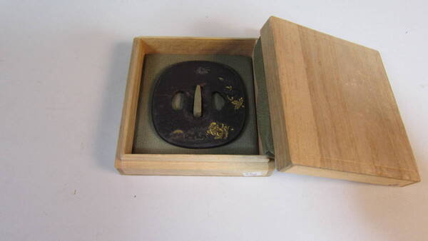 〇 鍔 獅子牡丹象嵌鍔 刀装具・金工・小道具・箱付き (31)