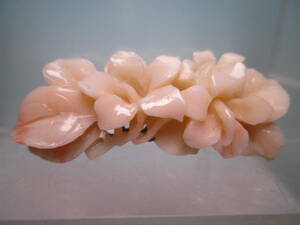 ☆アンティーク・本珊瑚 優しいピンク色 可愛らしい花彫刻の帯留め 7,76g