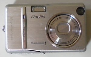0686 動作未確認 ジャンク コンパクトデジタルカメラ FUJIFILM FinePix F455 520万画素 1/2.5型正方画素CCD 光学ズーム3.4倍