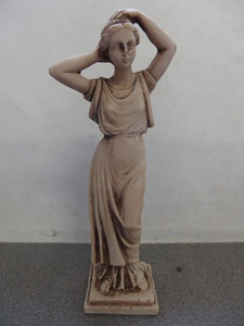 1090688s【ギリシャ製 女性像】樹脂製?/髪をまとめる女性?/H25cm/中古品