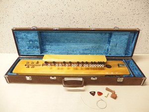 1210070k【鈴木楽器 大正琴 「桐」】中古品/本体サイズ74.5×15×9.5cm程/ケース入り/通電OK/※メンテナンスが必要なお品です