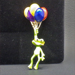 [BROOCH] カラフル バルーン フロッグ Frog 風船につかまって 空を飛ぶ カエル エナメル彩色 ゴールド 4.5センチ ブローチ 【送料無料】