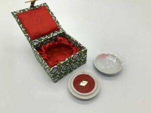 [ seal mud ] vanity case entering .. year made white porcelain blue and white ceramics [ dragon map vermilion inkpad entering seal .]4.3cm outside fixed form possible M0105E