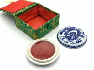 【印泥】化粧箱入り　乾隆年製　白磁染付『龍図朱肉入り印盒』6.2cm　未使用品　定形外可　M0105E