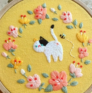 刺繍キット◆猫さんシリーズ①◆かんたん フランス刺繍◆プラスチック製の枠付き