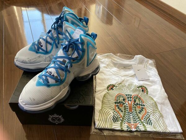 Nike Lebron 19 White and Dutch Blue、Strive For Greatness" Tシャツ