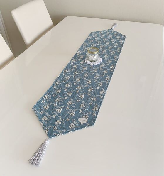 *ハンドメイド* テーブルセンター テーブルランナー ドイリー タッセル付 くすみブルー系 花柄刺繍生地