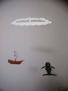 切り絵　「モビール」立体帆船と立体クジラ　紙製天秤