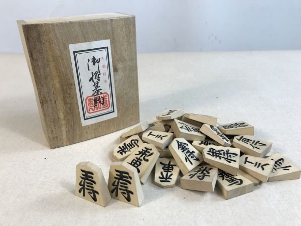 送料無料キャンペーン?】 脚付き将棋盤 セット 天童特産手彫り山峯銘駒 正規品、日本製 セット 天童特産手彫り山峯銘駒 脚付き将棋盤 囲碁/将棋