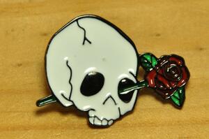 USA インポート Pins Badge ピンズ ピンバッジ ラペルピン 画鋲 ドクロ ガイコツ スカル skull レッド ローズ バラ 赤いバラ 薔薇 花 152