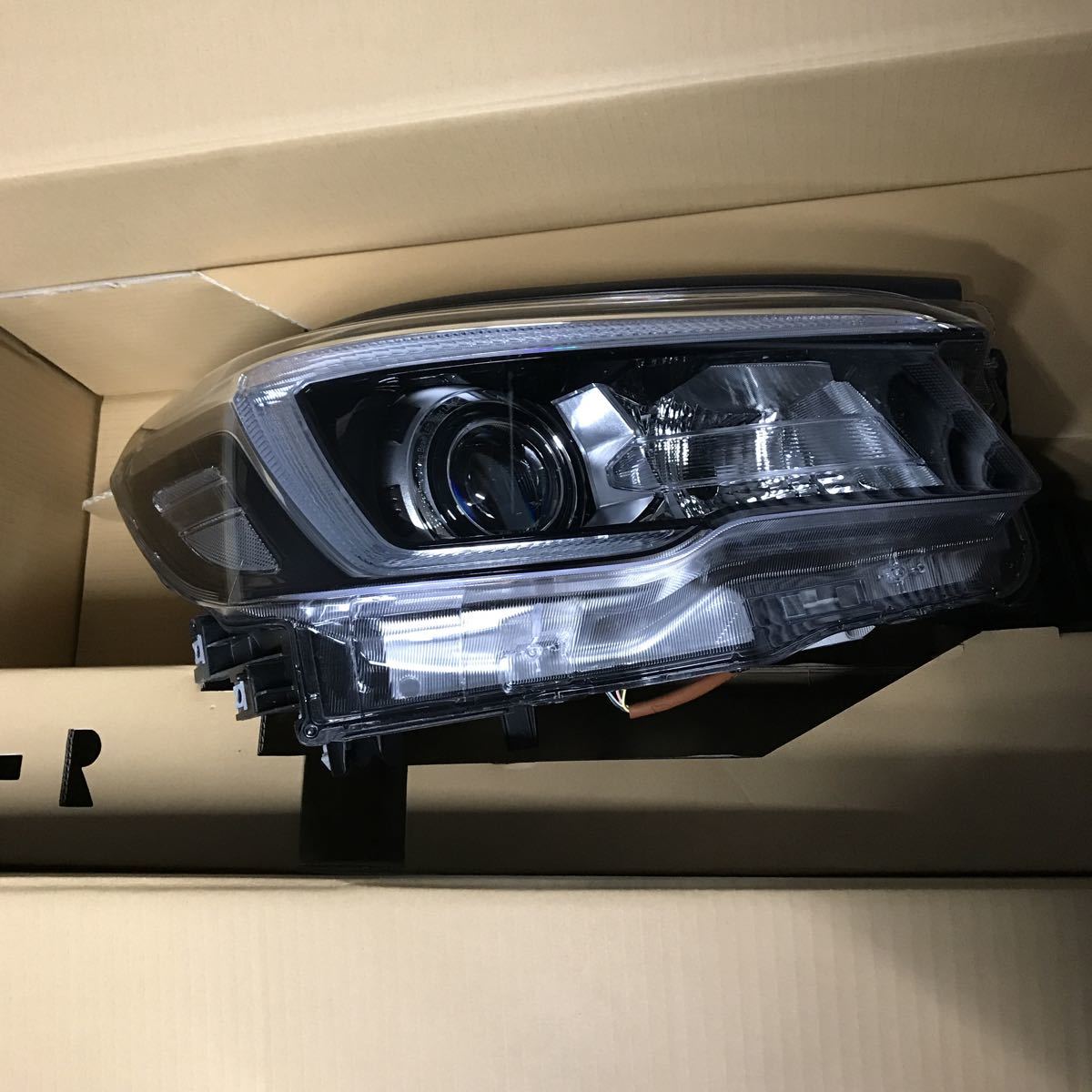 1着でも送料無料】 スバル フォレスター SK9 SKE 純正 LED ヘッド