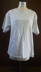 レディース　鳥柄グレー　半袖Tシャツ　Ｌサイズくらい　表示なし　サイズ素材不明　中古良品　　2