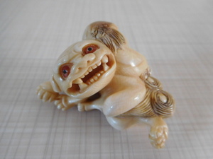 Netsuke　極上根付　貴重な天然素材　象牙風　マンモス　微細彫刻　唐獅子親子　在銘