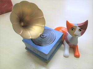 新品 ロジーナキャット オルゴール付陶器の置物　ドイツ ゲーベル社製ラッパ　猫 ねこ ネコ ロジーナヴァハトマイスター