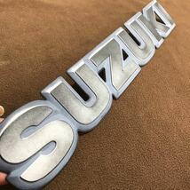 L20512 スズキ 当時物 エンブレム★SUZUKI 34cm エンブレム★DE51V エブリィ 送料400円_画像1