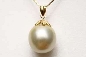  south . White Butterfly pearl pearl pendant top 14mmUP natural green color K18 made 