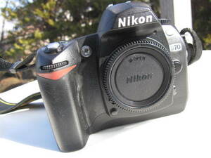 ☆Nikon ニコン D70 デジタル　一眼レフ カメラ本体　2GB COMPACTFLASH付属（現状品です。）中古☆