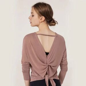 【ヨガウエア】バックツイスト☆ロングスリーブ☆トップス☆ミルクティー
