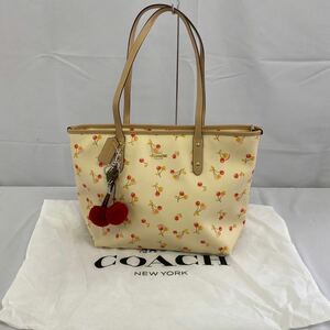 ◆美品 COACH/コーチ トートバッグ レディース 総柄チェリー さくらんぼ柄 チャーム付 キーホルダー q-5