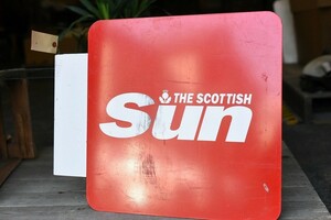 103972 ヴィンテージ　「THE SCOTTISH SUN」 サインプレート　アルミ製看板　英国 アンティーク　ビンテージ　英国　イギリス