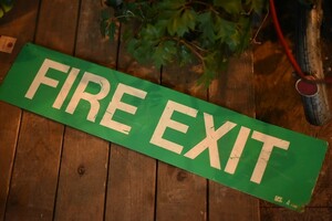 102940 ヴィンテージ　「FIRE EXIT」　看板 英国製　MADE IN ENGLAND　アンティーク　ビンテージ　英国　イギリス