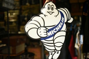 104810 ヴィンテージ　「MICHELIN ミシュラン」 ビバンダム（Bibendum）　 琺瑯製サインプレート　看板 アンティーク　ビンテージ　英国　