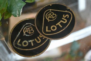 102965 UK ヴィンテージ　 「LOTUS ロータス」　 2枚セット　旧ロゴ　ブラス　真鍮エンブレム ヴィンテージ　アンティーク　ビンテージ　