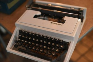 2606 Vintage пишущая машинка [Olivetti DORA] Италия производства античный Vintage in пыль настоящий 