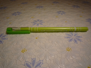 スリムカラーボールペン　油性インク　ボール径0.7mm　イエローグリーン