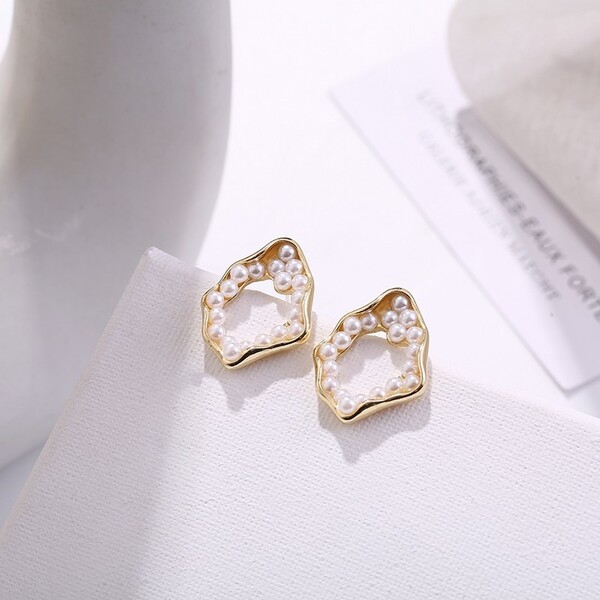 35.シンプルなパールピアス(イヤリングにも)