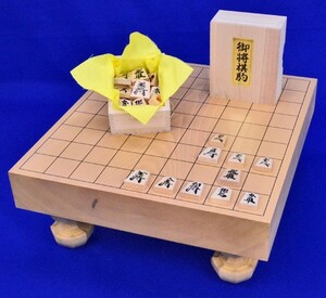 将棋セット　本桂2寸足付将棋盤セット【特売品】(木製将棋駒新槙書き駒)