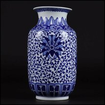 中国美術【 景徳鎮製 底款】古染付 青花 唐草文細密絵付花瓶 花器 桐箱付 古陶磁製 青華 中国古玩 唐物 時代物 骨董品 古美術品 [KK311]_画像4