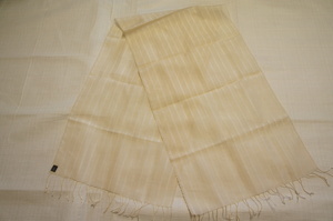 特選ラオス草木染手織りアイボリー色生絹ショールE12641