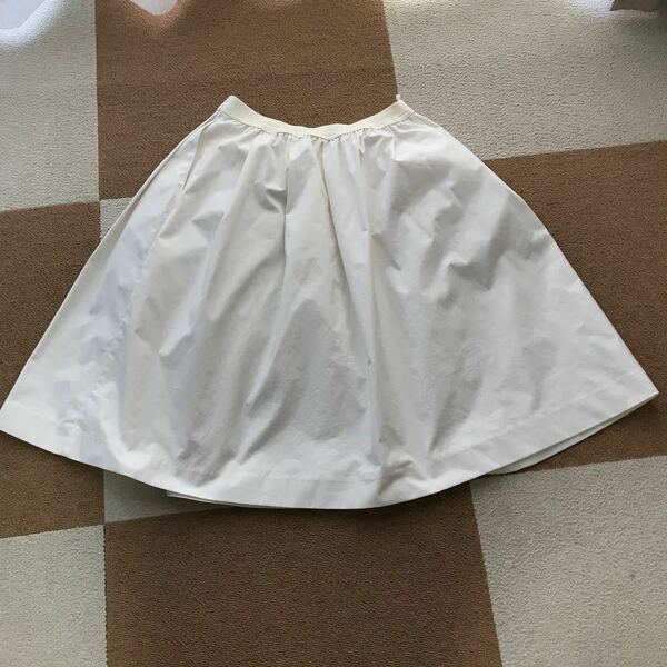 フレアスカート　ユニクロの白スカート