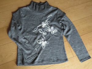 USI14) ★m-link　ハイネックセーター　刺繍　グレー　
