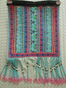 ハンドメイド モン族刺繍布 ビーズ付き古布 はぎれ 民族衣装 飾り エスニック タペストリー hmong vintage fabric beads フリンジ