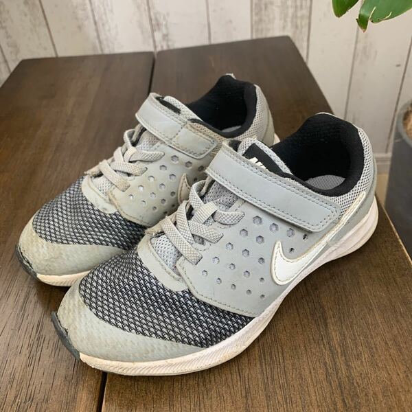 NIKE スニーカー　19センチ