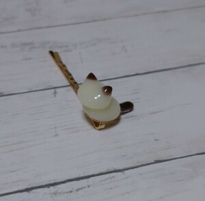 ホワイト&ミルクチョコレートカラーおすわり猫ヘアピン ヘアーアクセサリー 頭に猫ちゃんが座ってるみたいで可愛いです！