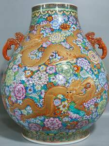 ◆旧蔵◆　古美術 中国古玩　清代乾隆年製款 万花彩描金浮雕五龍紋如意双耳尊瓶 時代物　A32
