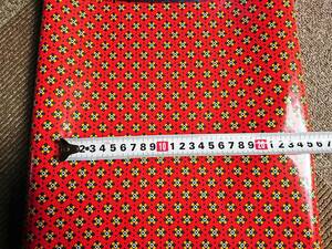 ヴィンテージ＆レトロ スイス製 ワックスペーパー 包装紙 (赤い背景に緑と黄色の小さな幾何学模様) 50cm×55cm