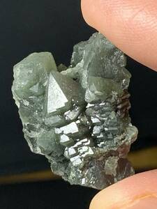小さな内蒙古産緑水晶・10・13g（中国産鉱物標本）