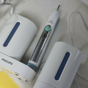 PHILIPS ソニッケアー 電動歯ブラシ、充電器２セット