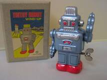 新品　■　｛　ブリキのおもちゃ　｝　ゼンマイで動くロボット　ブル－　■_画像2
