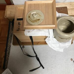 茶道具 陶器 萩焼 超大型の、座り良い美しく上品です、箱は1・5センチ の厚みある立派なものです、焼き物は、分からないです新品です蓋つき