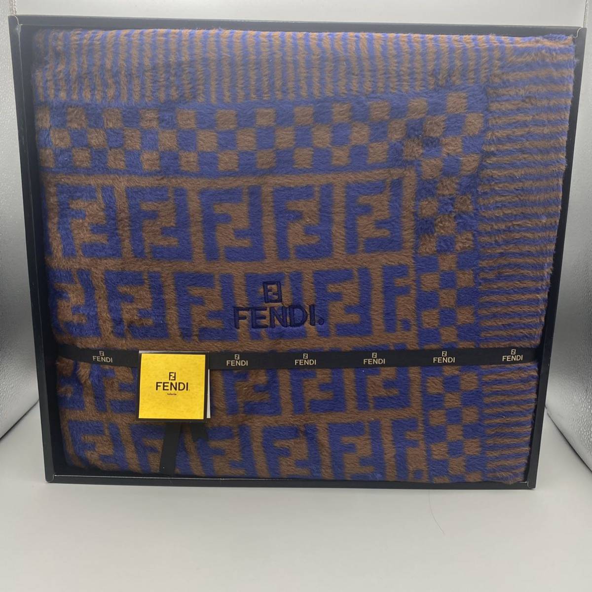 Yahoo!オークション -「fendi 毛布」の落札相場・落札価格 Yahoo!オークション -「fendi 毛布」の落札相場・落札価格