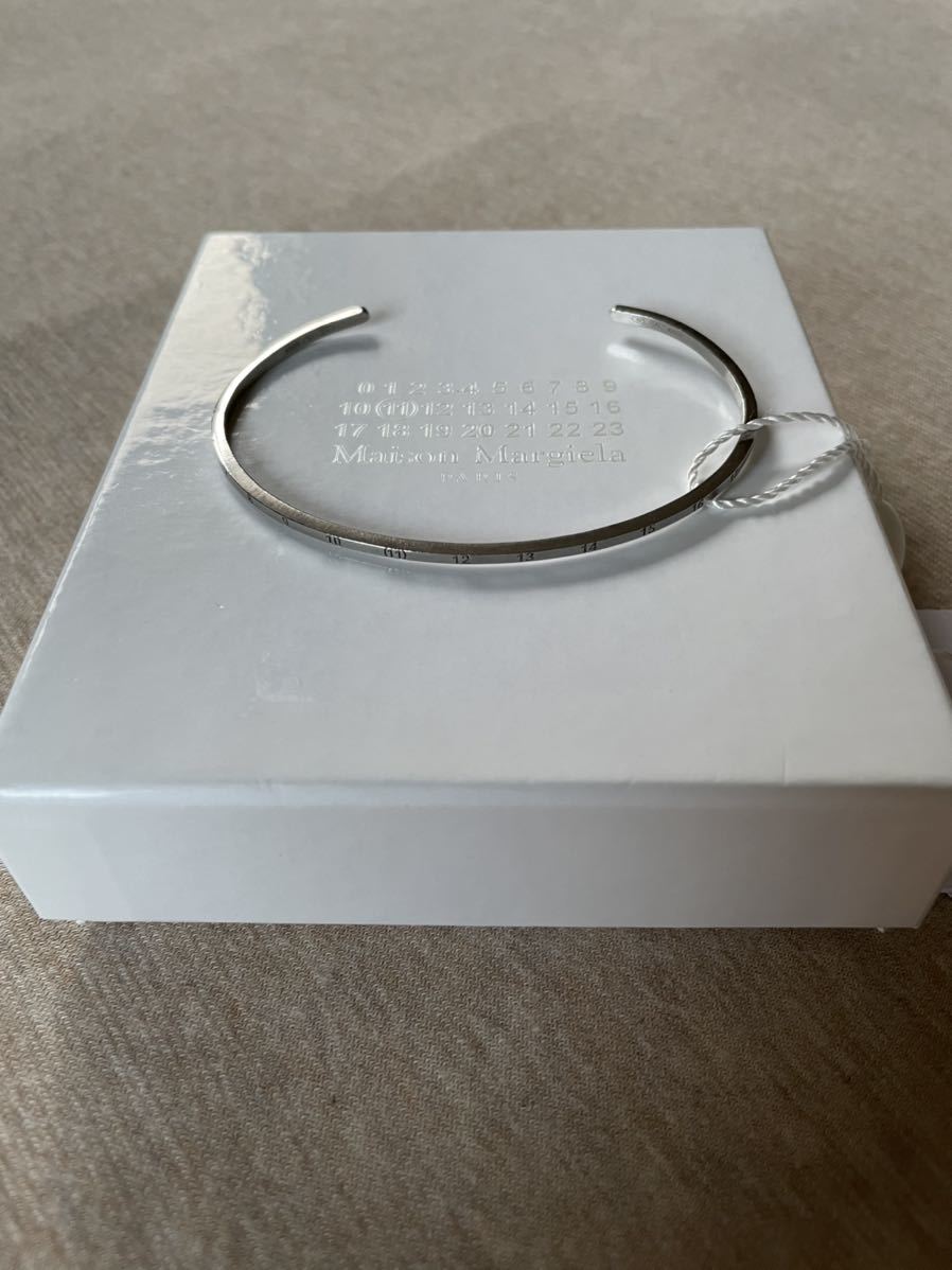 されており Maison ツートーン ナンバリング ロゴ ブレスレットの通販