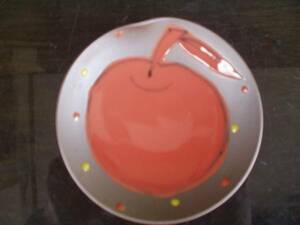 有田・波佐見・手数を掛けたカジュアル・光玉窯ＫＯＵ真っ赤な林檎小皿１枚（皿裏も赤）