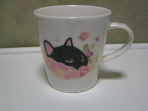 黒ネコと薔薇柄のマグカップ