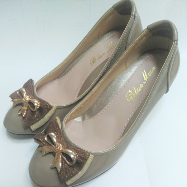 BlueMoon エナメル S ヒール6㎝ パンプス リボン ベージュ グレージュ ゴールド